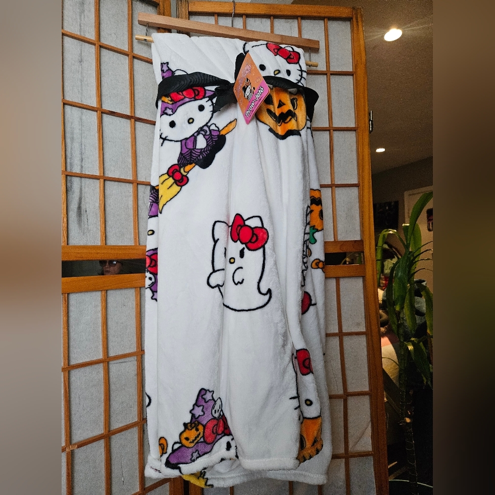 Brand New Hello Kitty Halloween Print Throw 60 in. x 70 in.